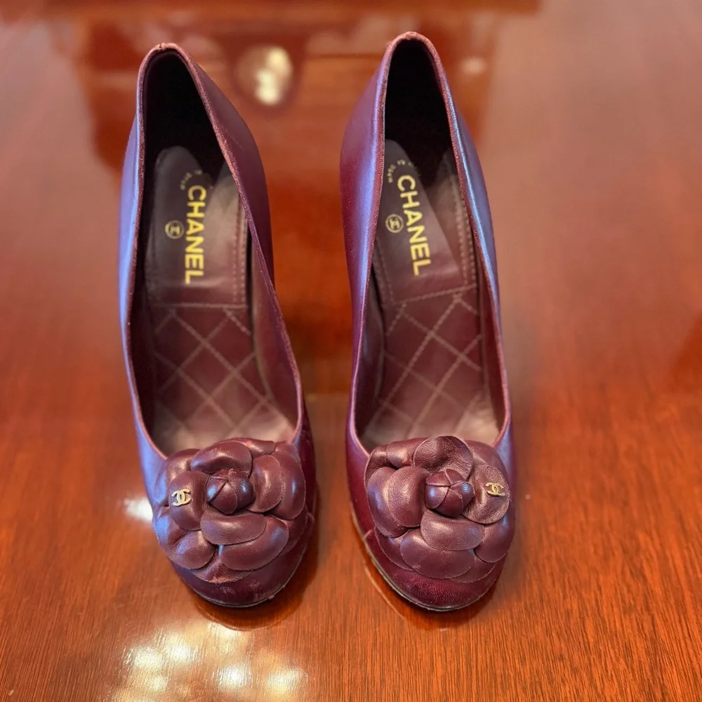 Stunning rare Chanel Canelia Burgundy leather block heels in very good condition